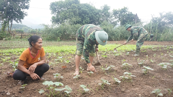Cán bộ Đồn Biên phòng Môn Sơn hướng dẫn cách phát triển chăn nuôi, sản xuất cho bà con dân tộc Đan Lai.